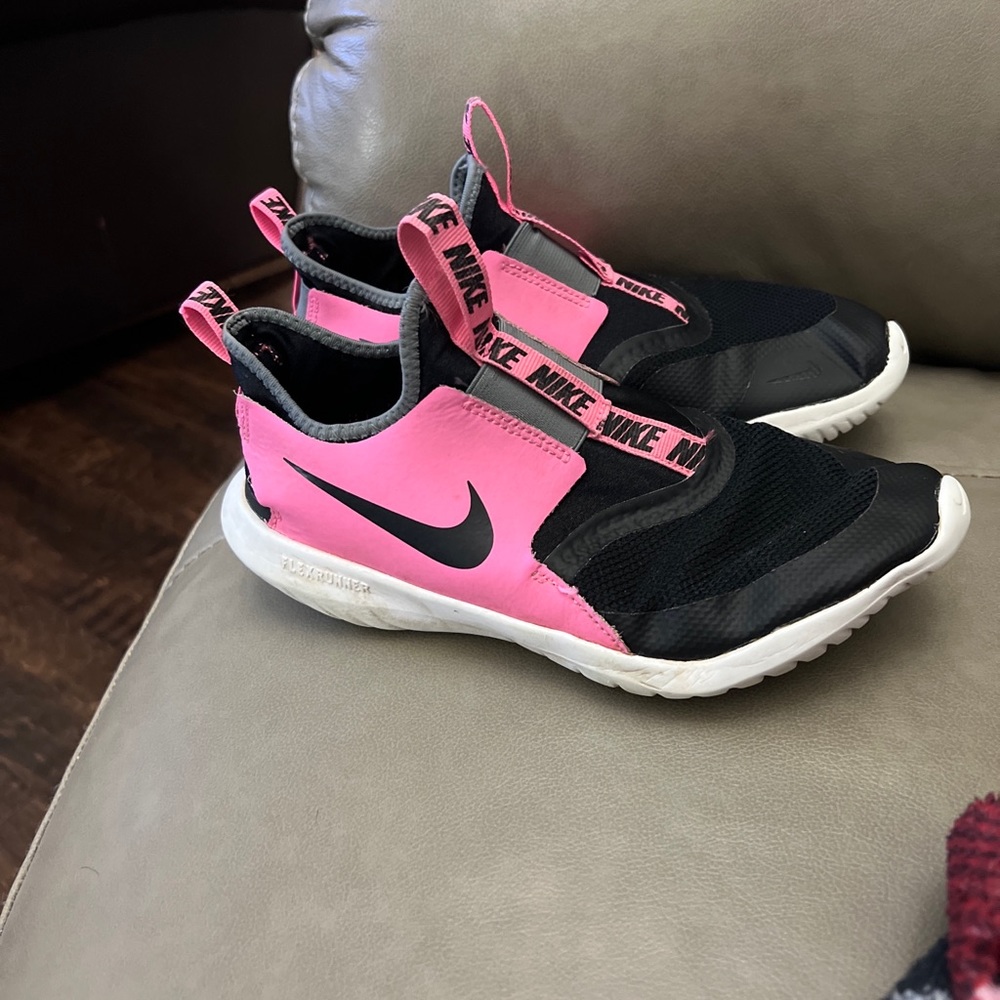 Nike flex runner girls shoes . Pink and black. Preowned, in good shape